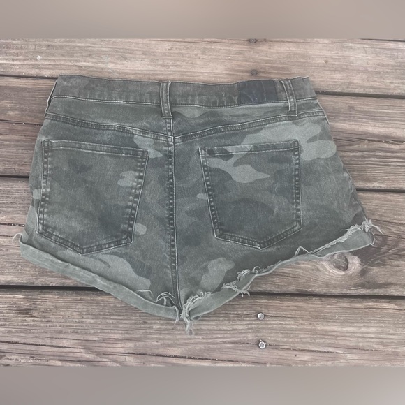 AEROPOSTALE CAMOUFLAGE CHEEKY SHORT SHORTS WOMENS 8 - Picture 2 of 6